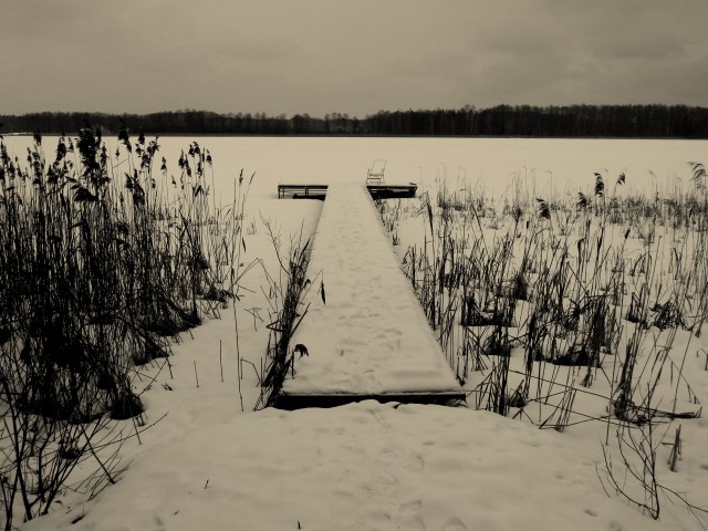 empty chair on pontoon Grutas