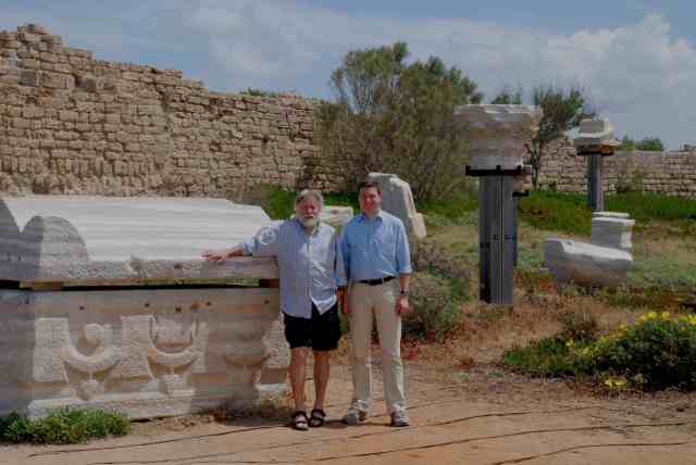 mit Dad in Caesarea Mai 09