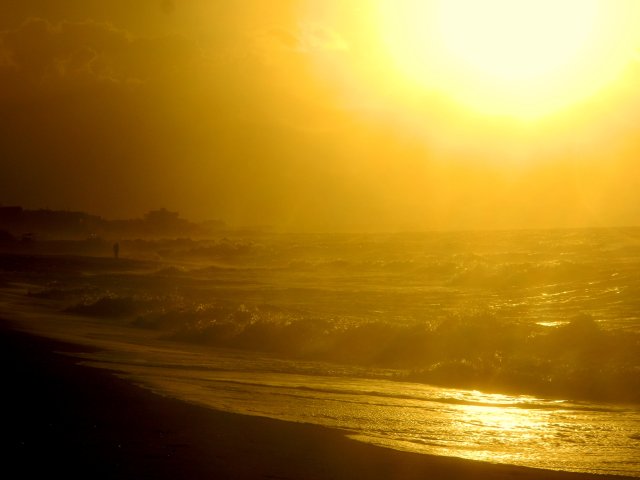 Mann am Strand Rometta Marea