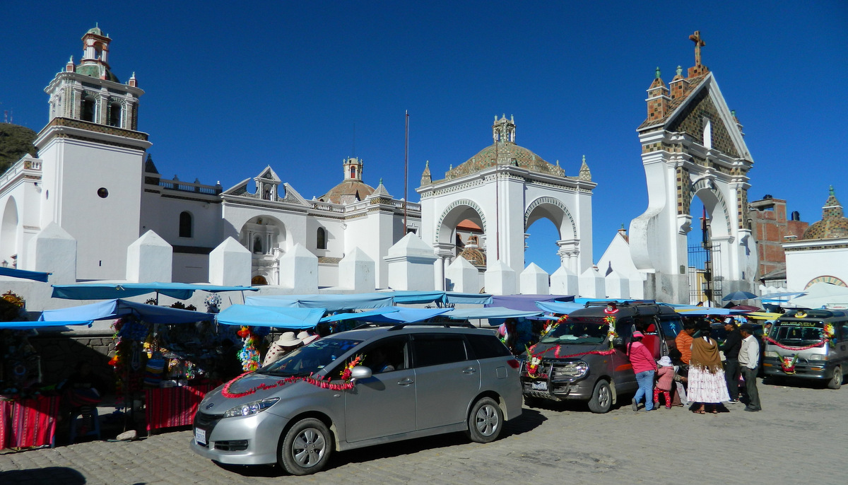 Autos vor Kathedrale.JPG