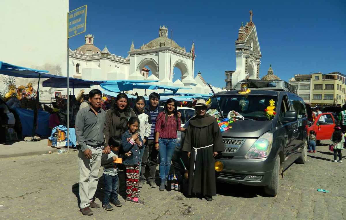 Priester mit Familie vor Auto.JPG