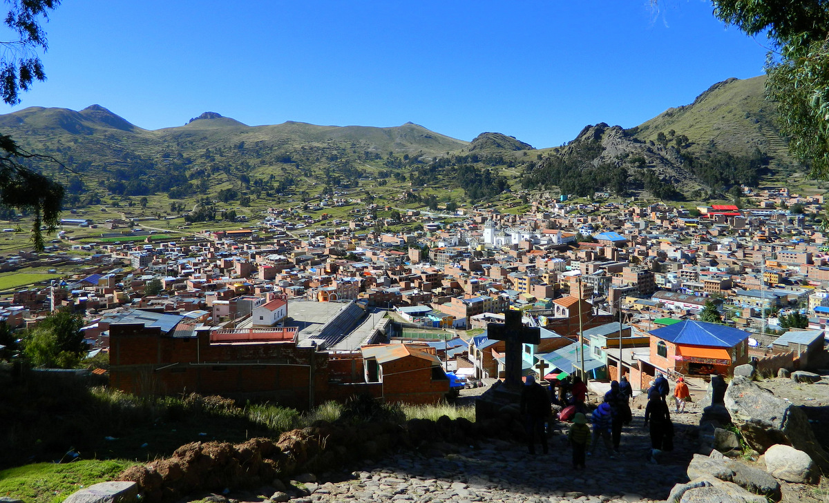 way of the cross to Calvary in Copacabana.JPG