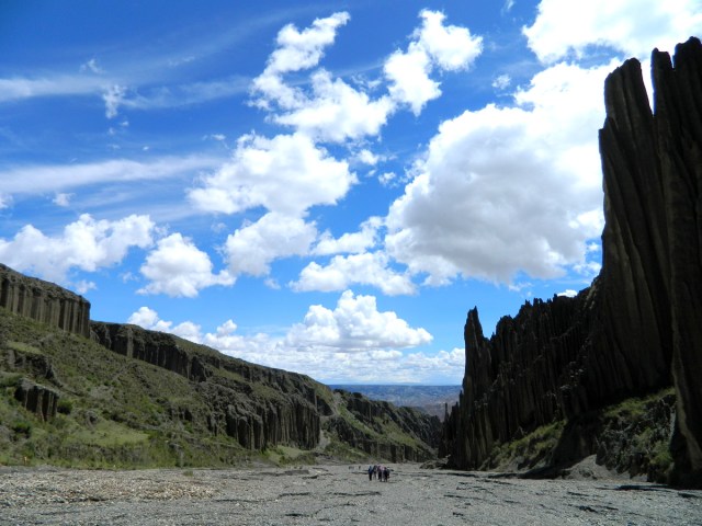 Tal Wolken Menschen.JPG